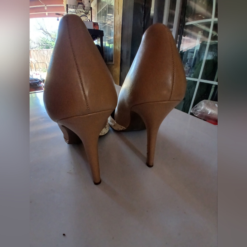🌞🌸Summer Sale🌺🌼 - BCBG Elegant Cream and Brown Women's Heels - Picture 3 of 4